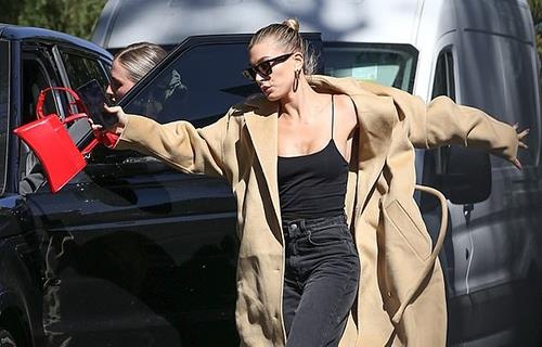 Vo Justin Bieber mac goi cam, suyt nga tren pho hinh anh