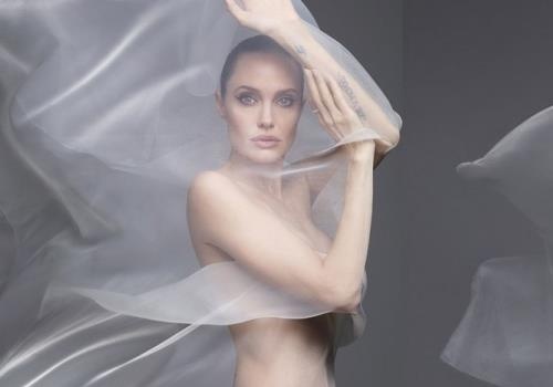 Angelina Jolie chup anh khoa than hinh anh