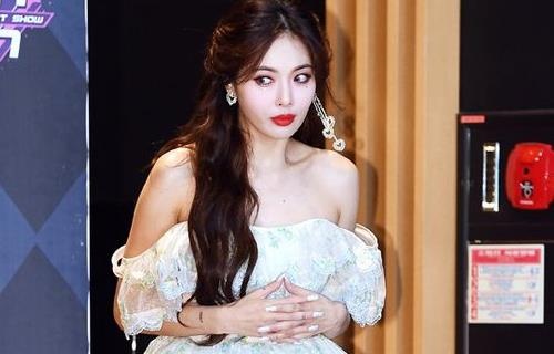 HyunA dien dam tre vai tren tham do hinh anh