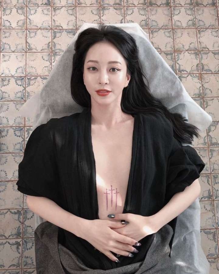 Han Ye Seul khoe hinh xam anh 2