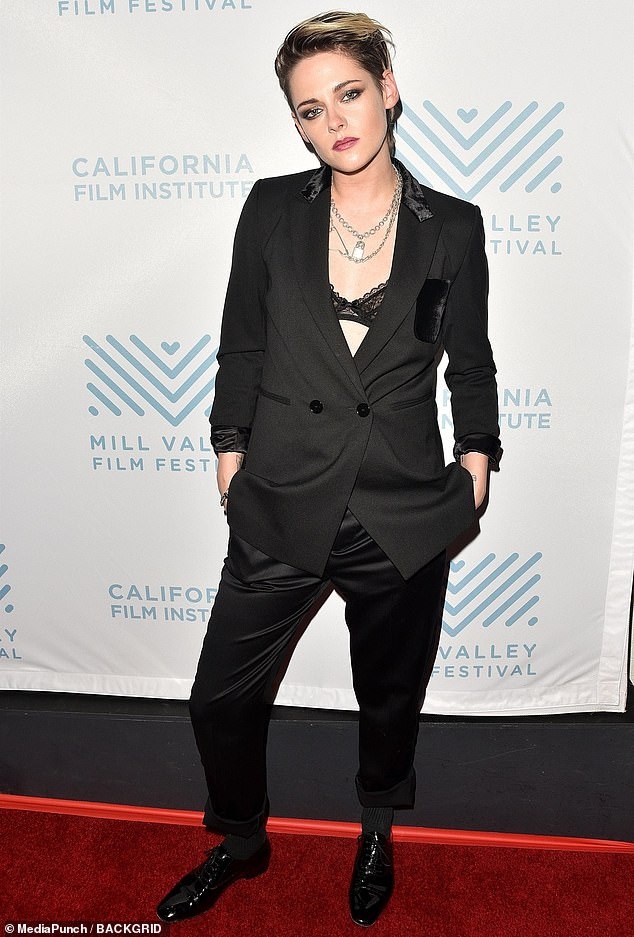 Kristen Stewart nghien trung dien ao bra anh 5