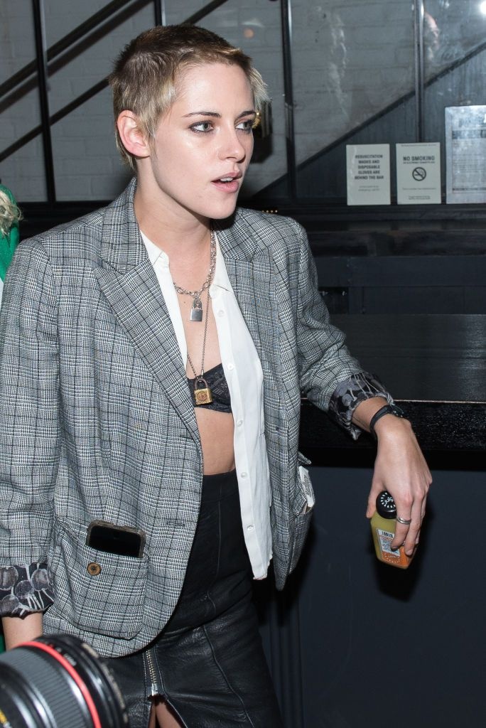 Kristen Stewart nghien trung dien ao bra anh 7