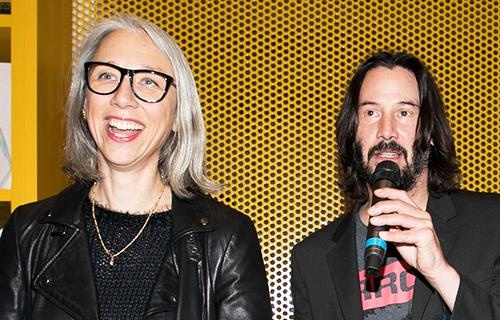 Ban gai Keanu Reeves khong ngai de toc bac hinh anh