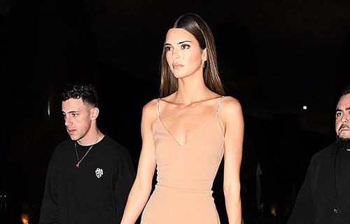 Kendall Jenner mac goi cam di an toi hinh anh