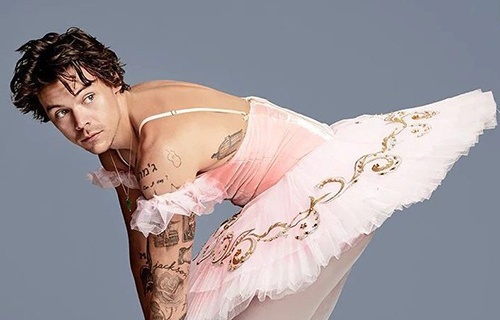 Ly do Harry Styles chuyen huong mac vay hinh anh