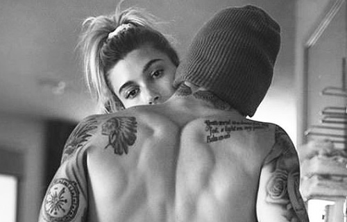 Justin Bieber ninh vo khi tao dang phan cam hinh anh