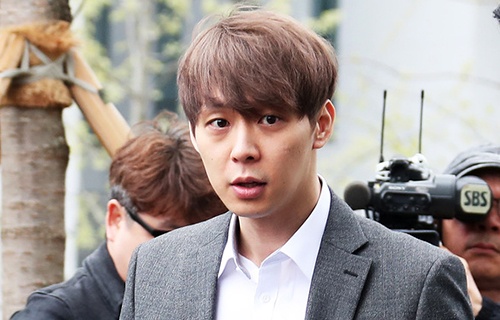 Park Yoo Chun ban ve hop fan du dang huong an treo hinh anh