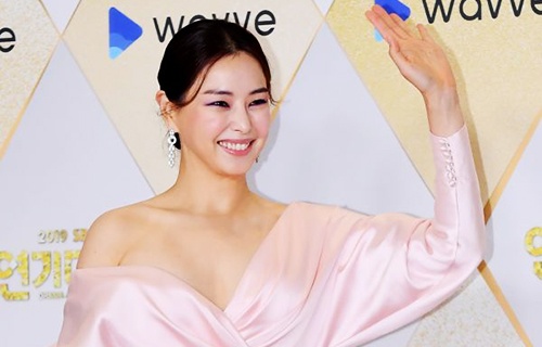 Hoa hau Honey Lee, Jang Nara va dan sao goi cam tren tham do cuoi nam hinh anh