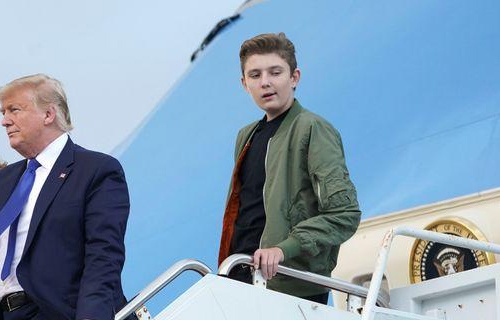 Barron Trump banh bao ben canh cha me hinh anh