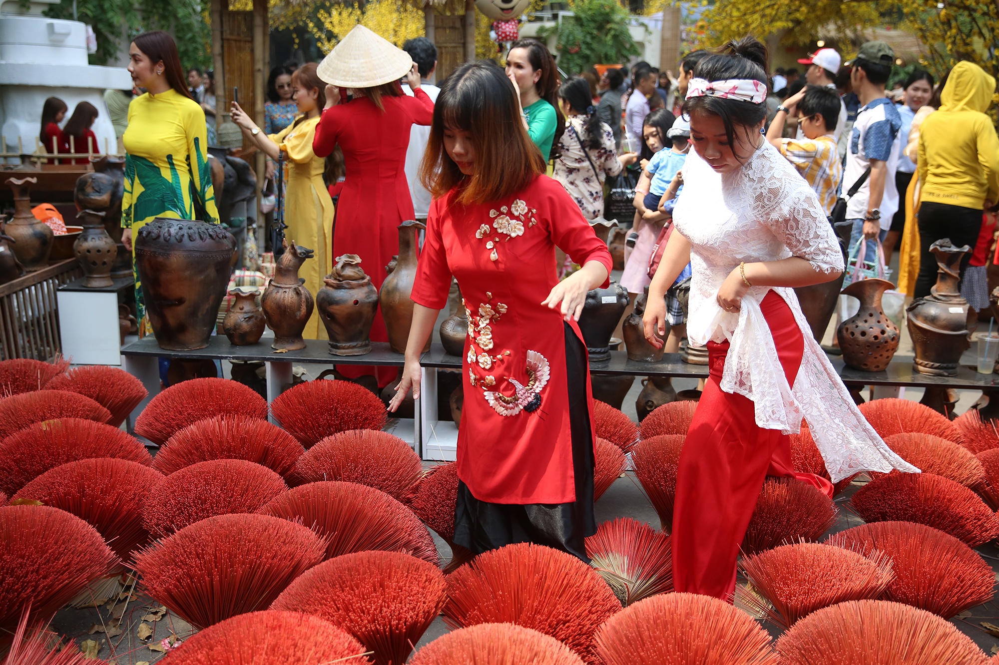 Khach tham quan giam dap do trang tri tai duong hoa mai TP.HCM hinh anh