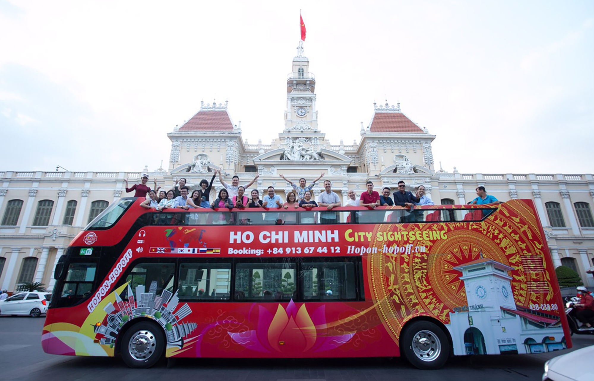 Xe buyt hai tang mui tran lan dau xuat hien o TP.HCM hinh anh