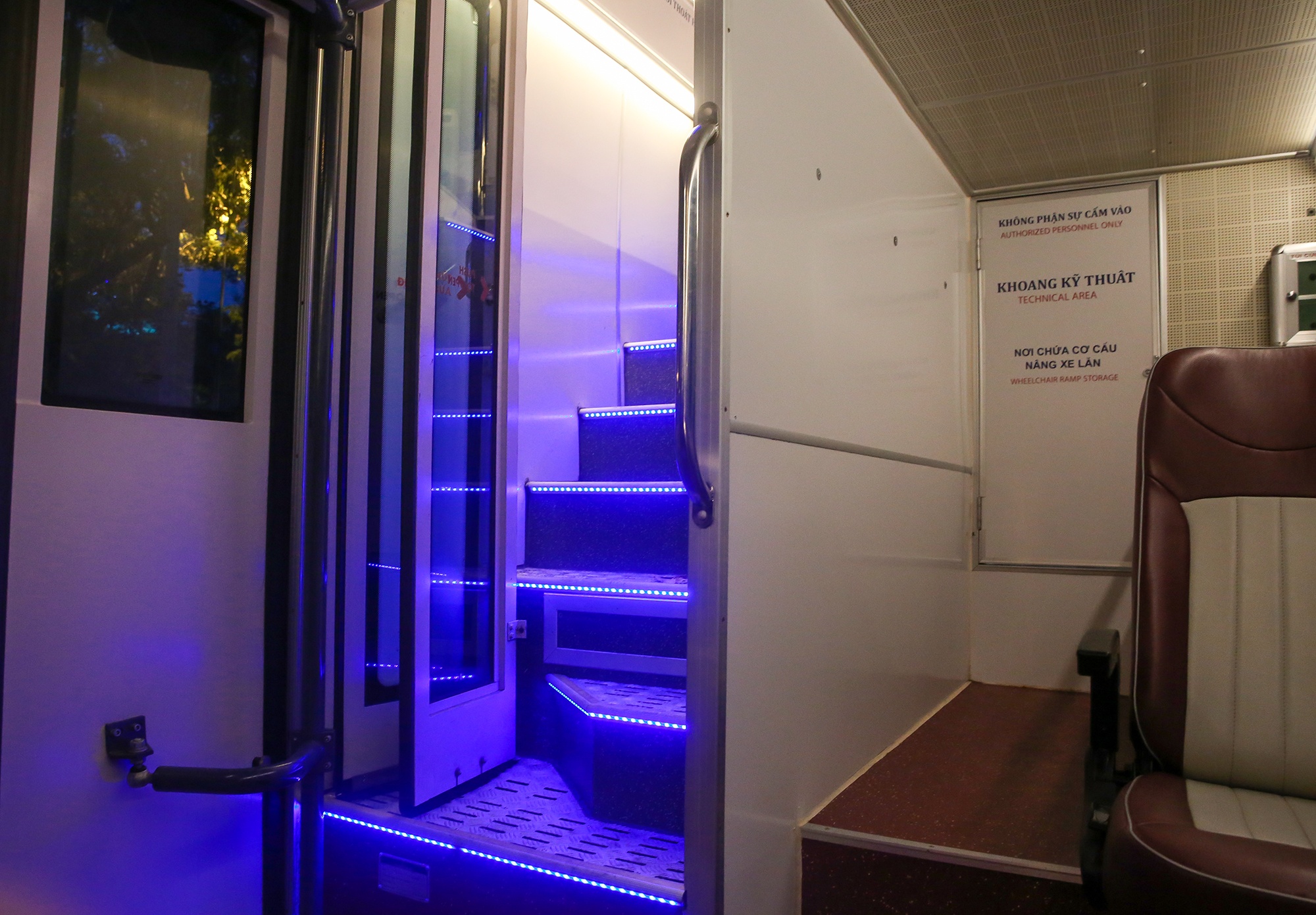 xe buyt hai tang hop on hop off anh 3