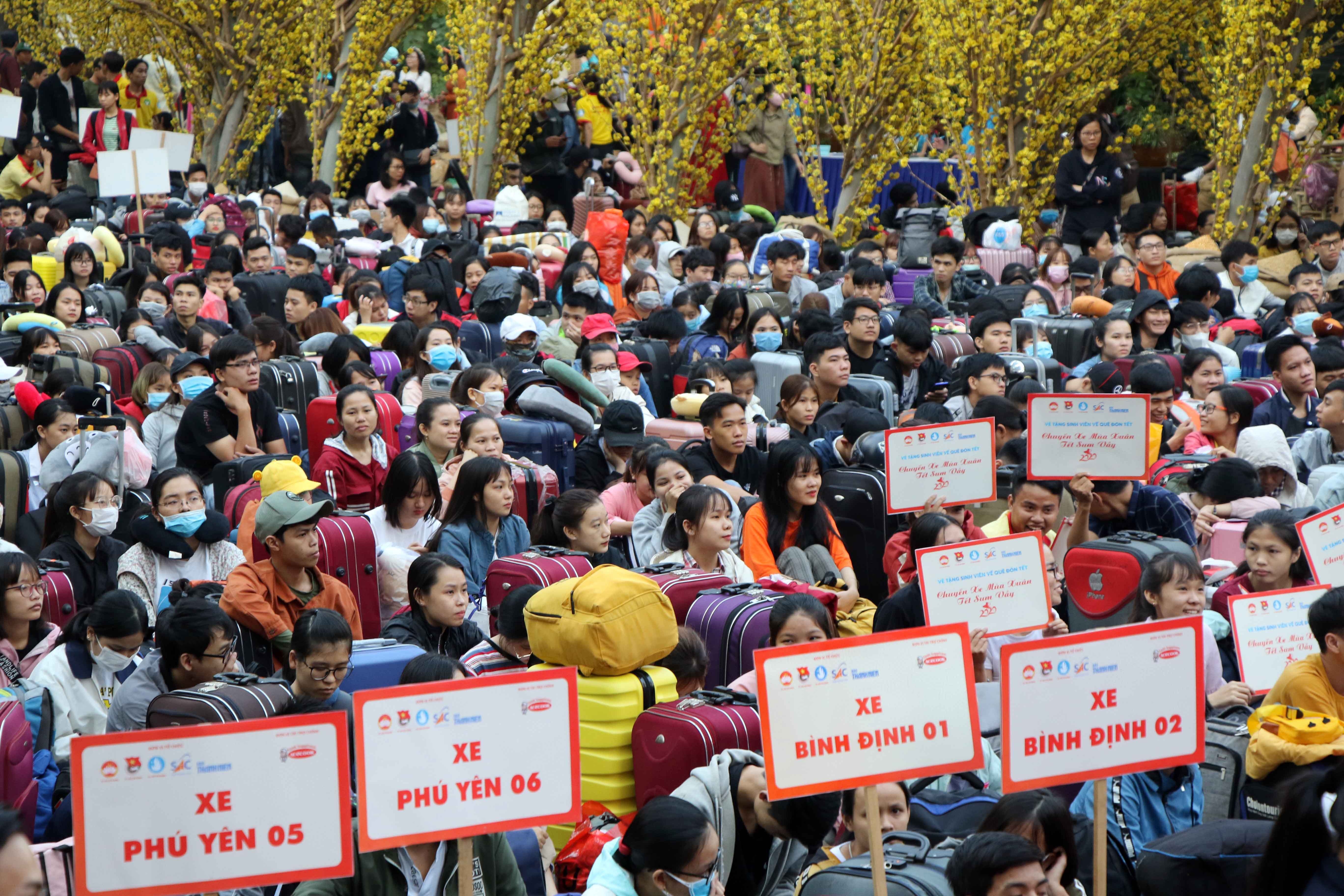 Sinh vien TP.HCM tiet kiem ca trieu dong tien ve xe Tet hinh anh