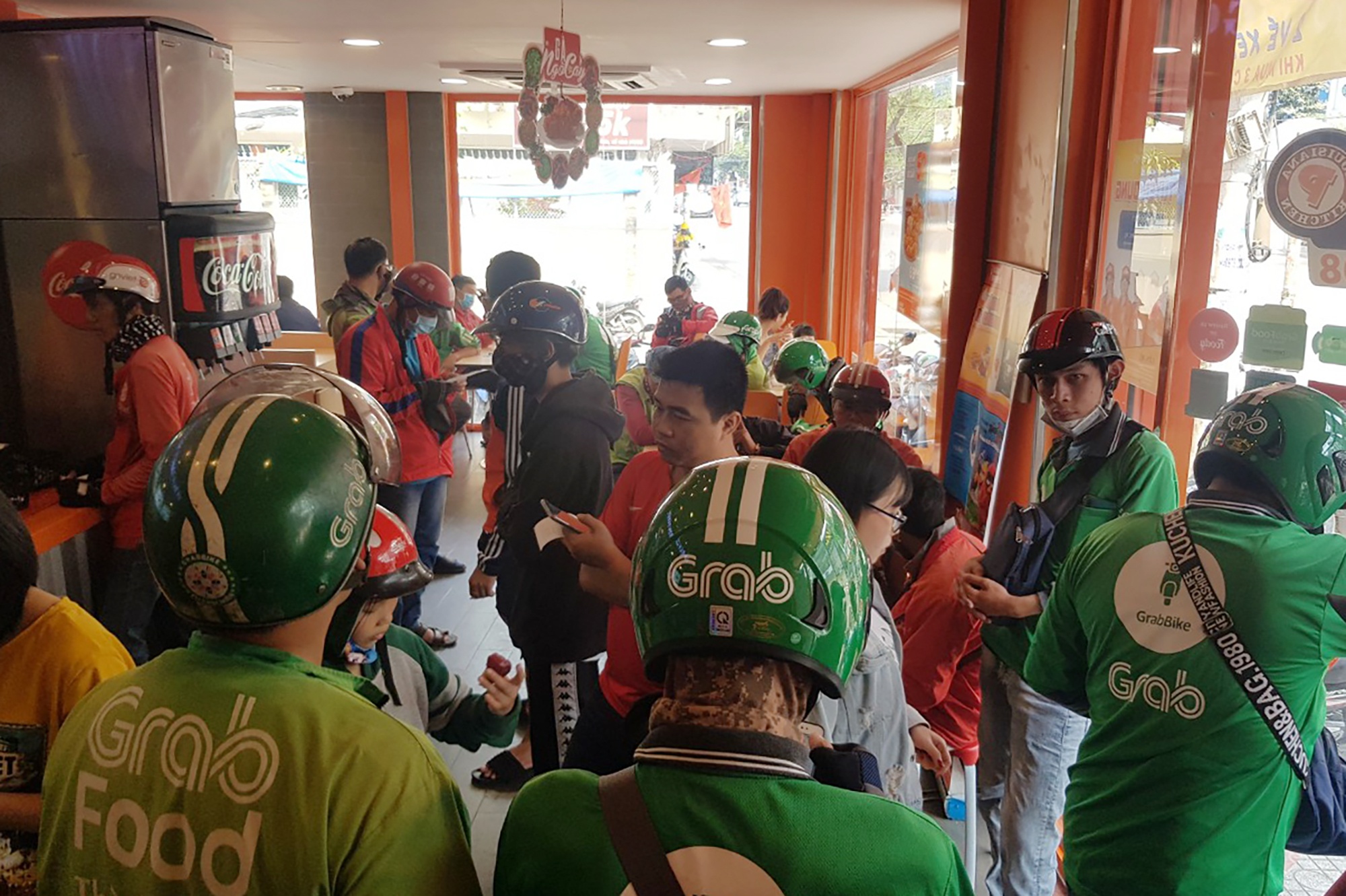 Shipper xep hang dai tai cac quan an sau Tet hinh anh