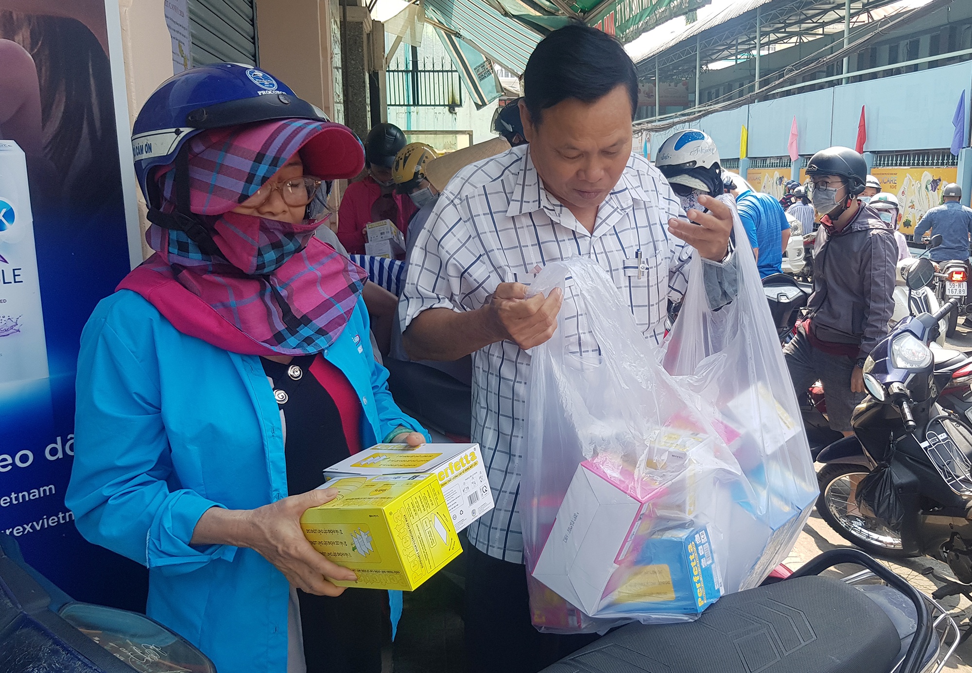 Mua khau trang y te phong dich virus anh 1