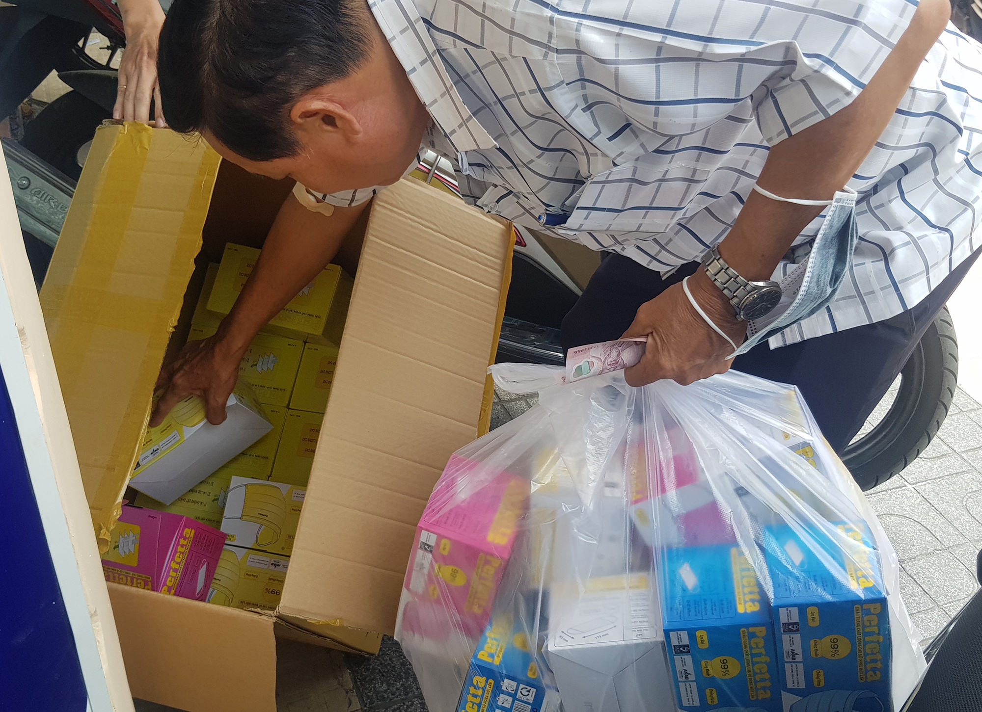 Mua khau trang y te phong dich virus anh 2