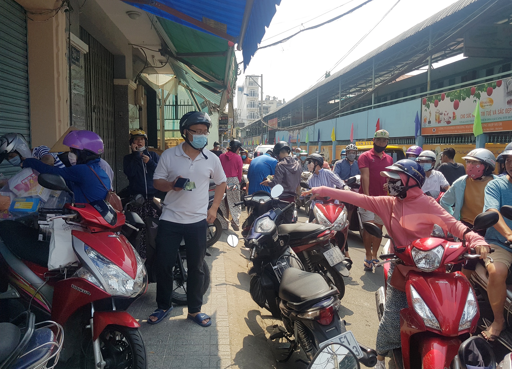 Mua khau trang y te phong dich virus anh 3