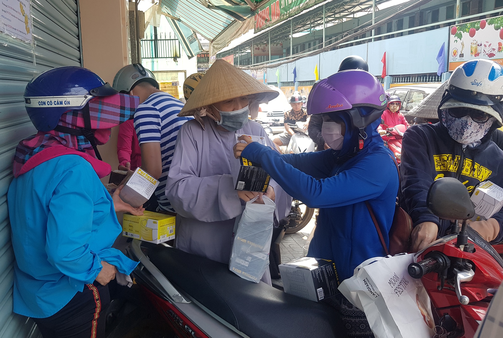 Mua khau trang y te phong dich virus anh 4