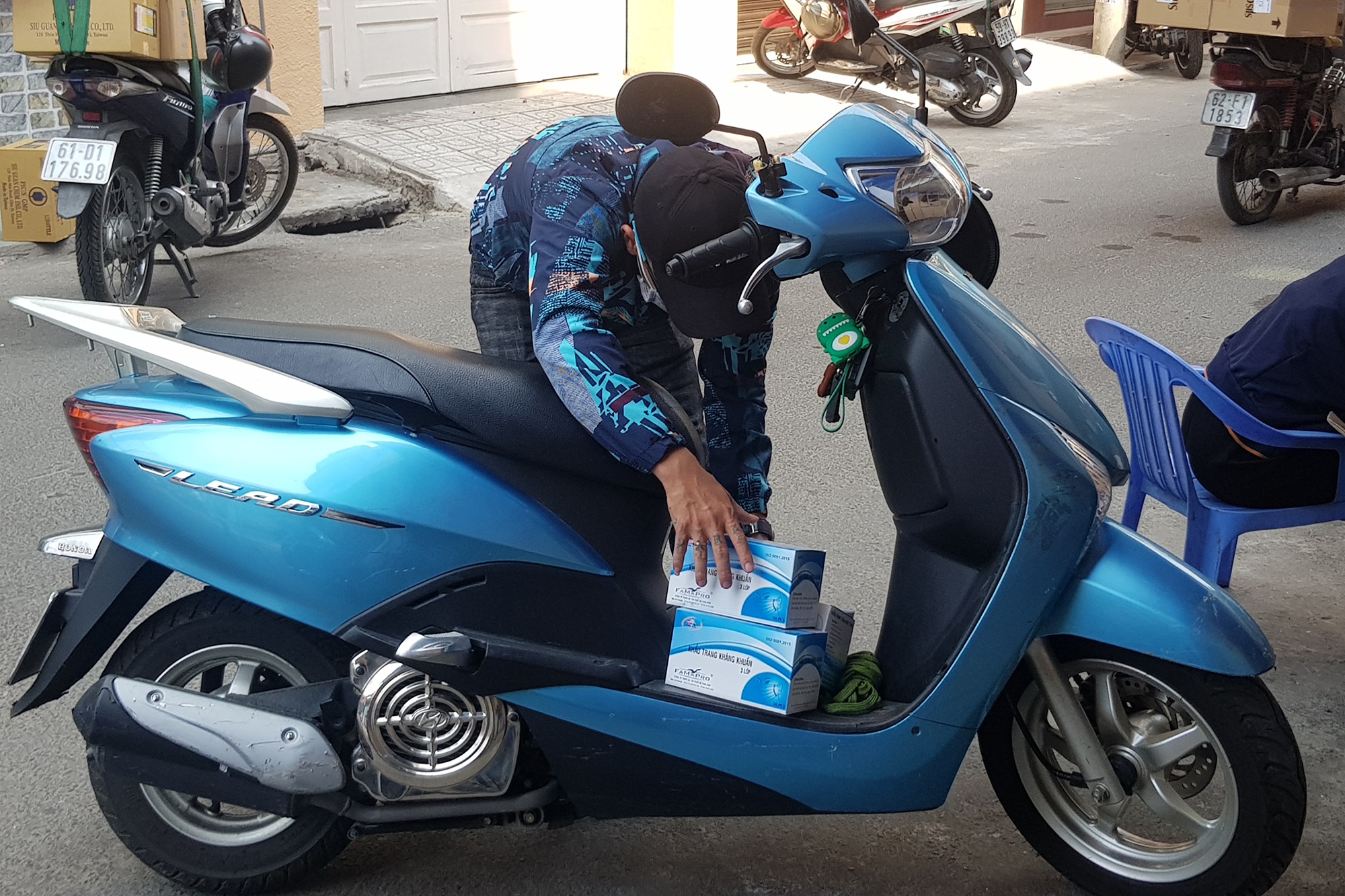 Mua khau trang y te phong dich virus anh 6