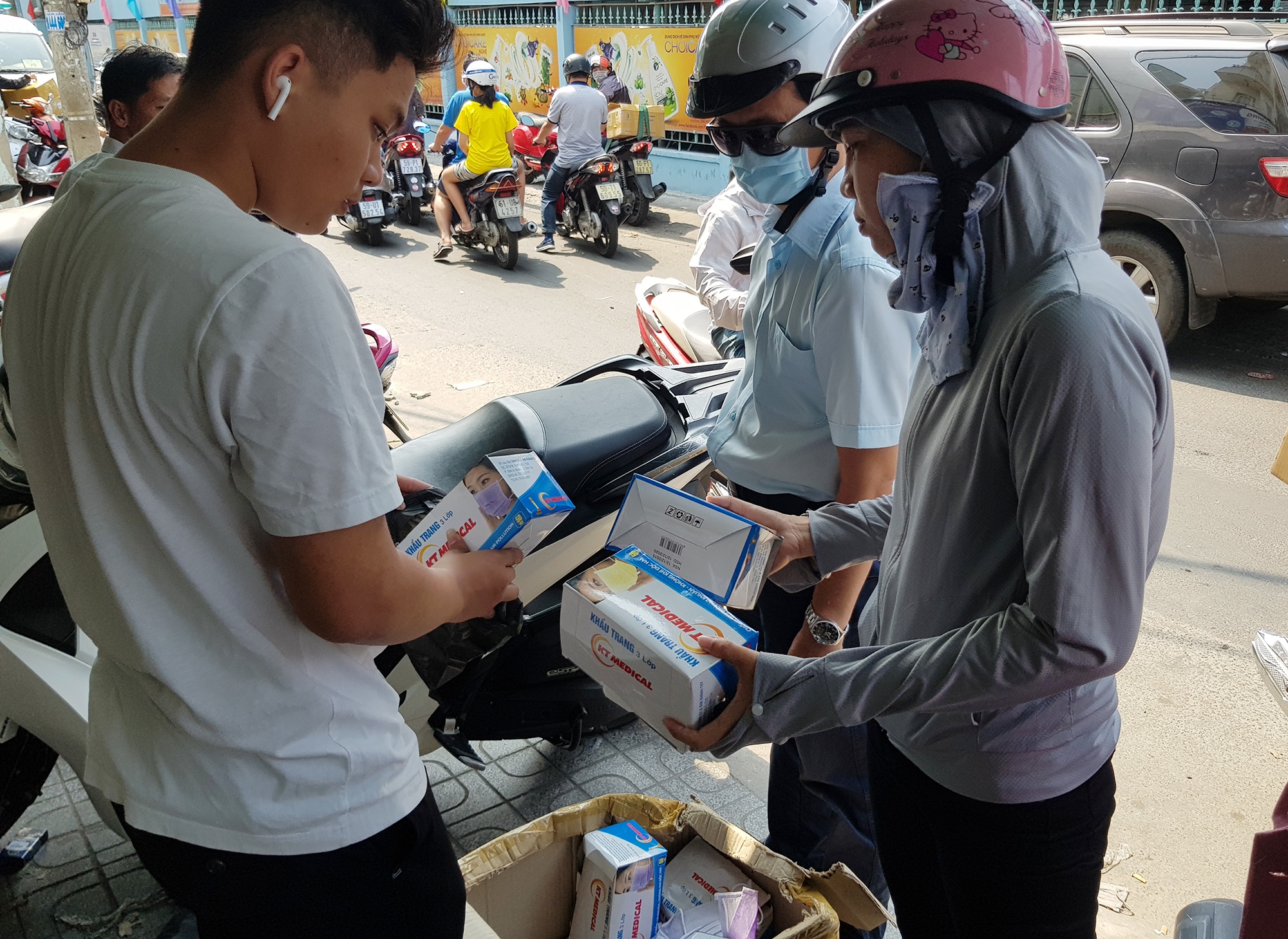 Mua khau trang y te phong dich virus anh 7