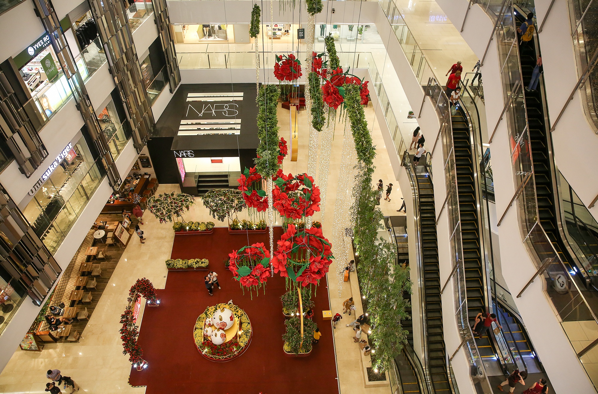 Trung tam thuong mai o TP.HCM vang tanh giua dich virus corona hinh anh