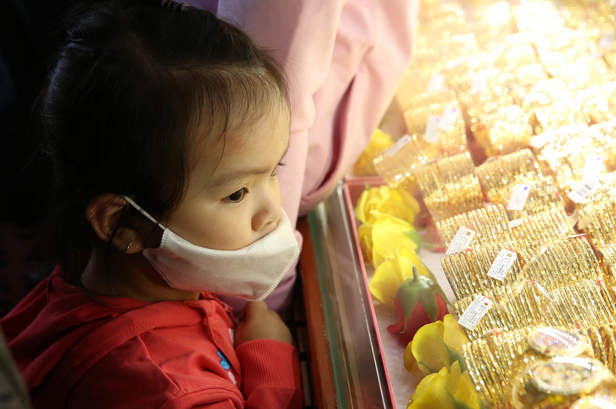 Tre em duoc bo me dan di mua vang khi nghi hoc vi virus corona hinh anh