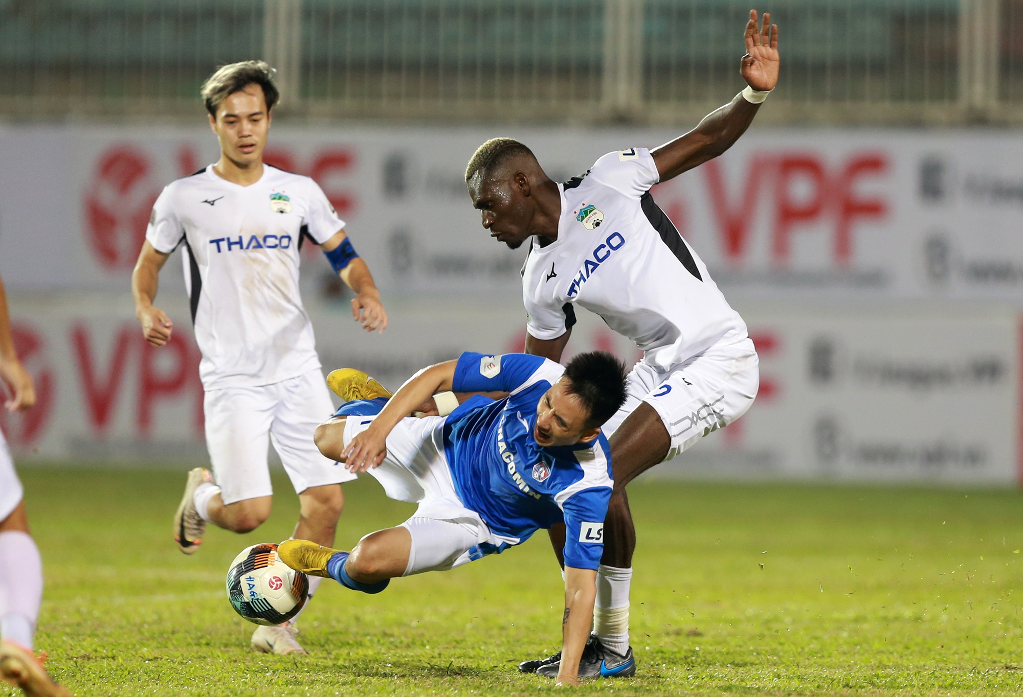 HLV Phan Thanh Hung an tuong voi ngoai binh cua HAGL hinh anh