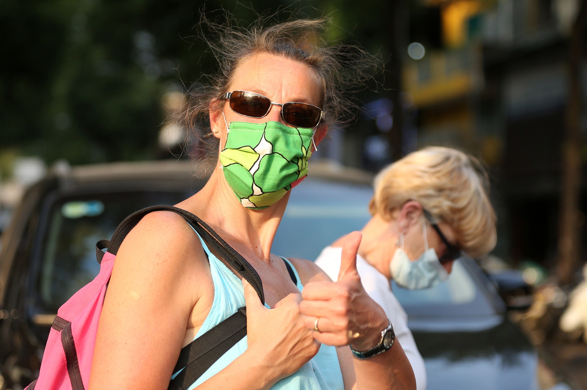 Khach nuoc ngoai di cho Ben Thanh mua khau trang vai phong Covid-19 hinh anh