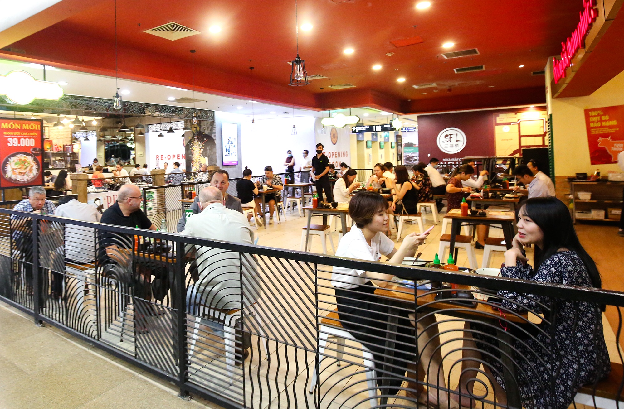 Quan an dong cua o TP.HCM anh 1