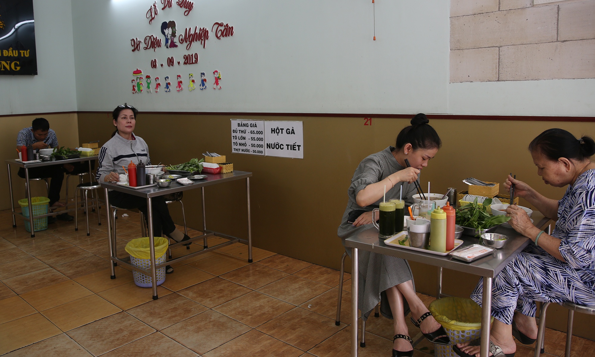 Nguoi TP.HCM ngoi cach nhau 2 m du o quan le duong hinh anh