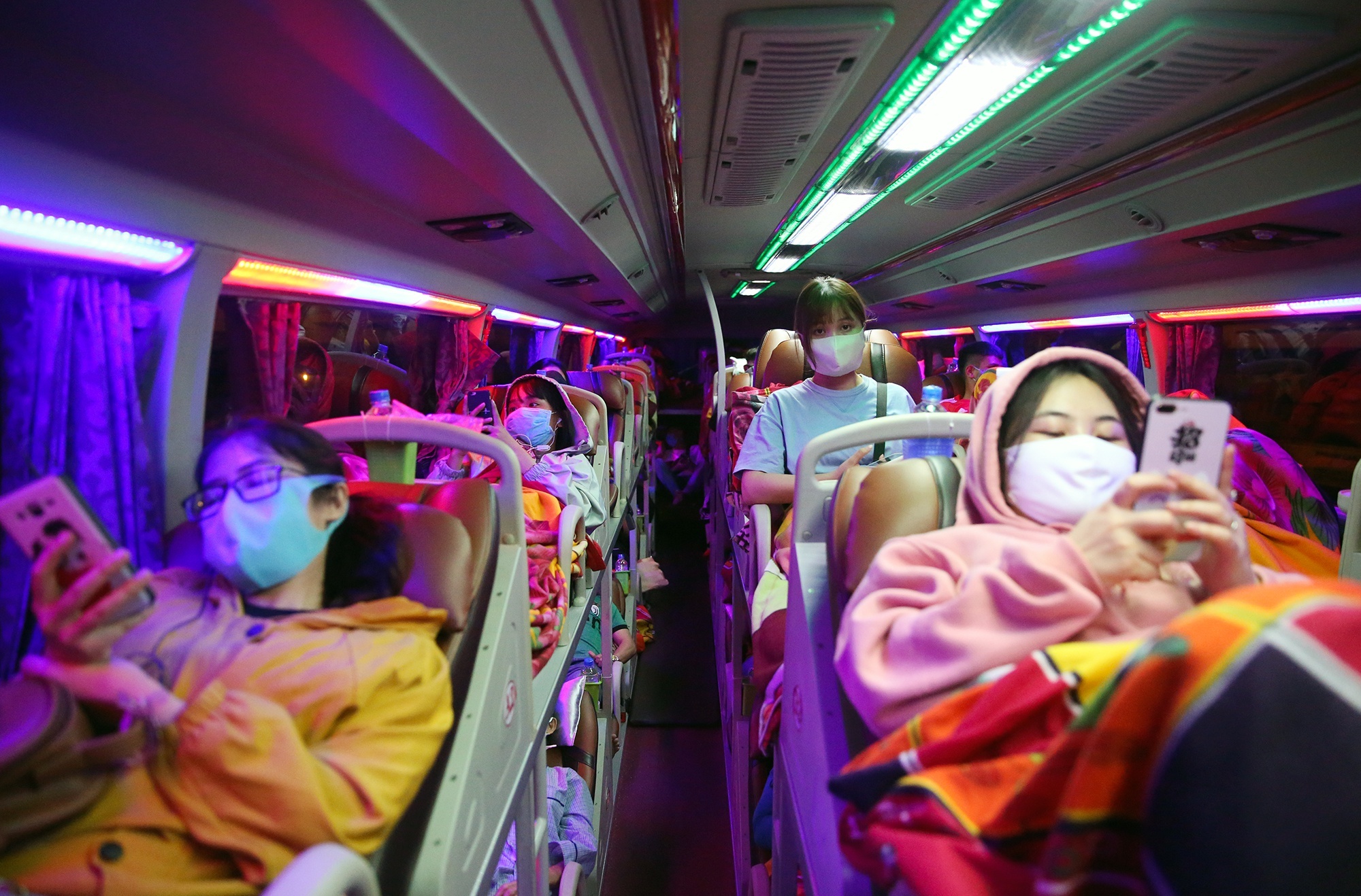 Ben xe Mien Dong nhon nhip truoc gio giam chuyen oto khach hinh anh