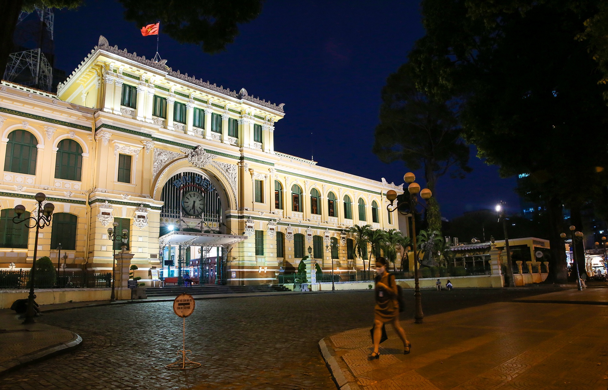 ha noi vang ve truoc ngay thuc hien bien phap phong dich anh 1