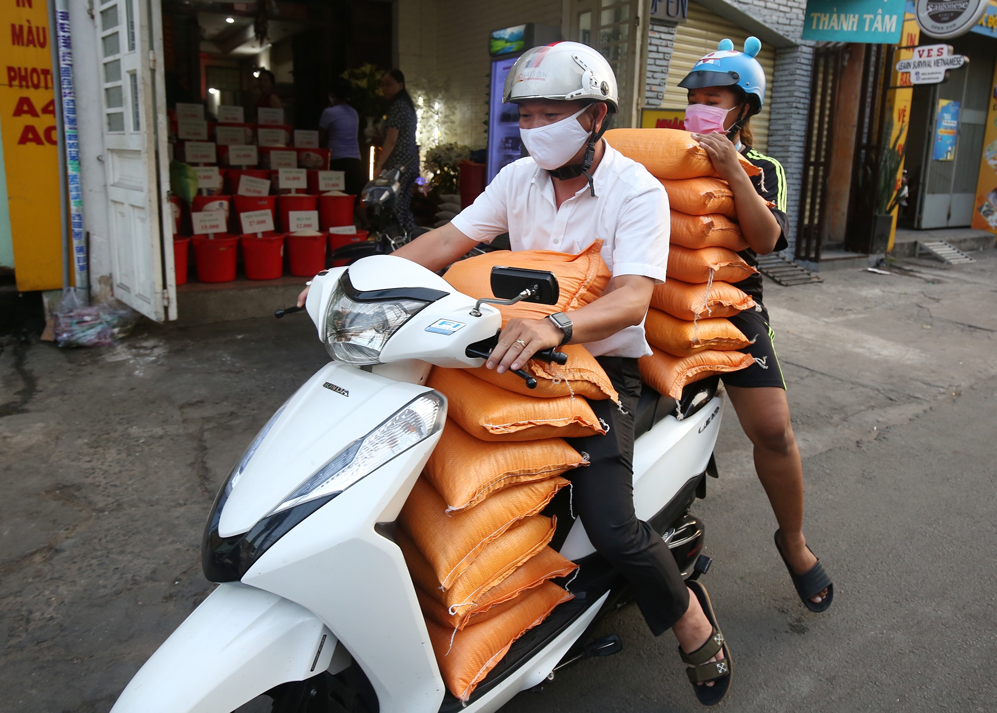 nguoi dan do xo mua sam anh 8