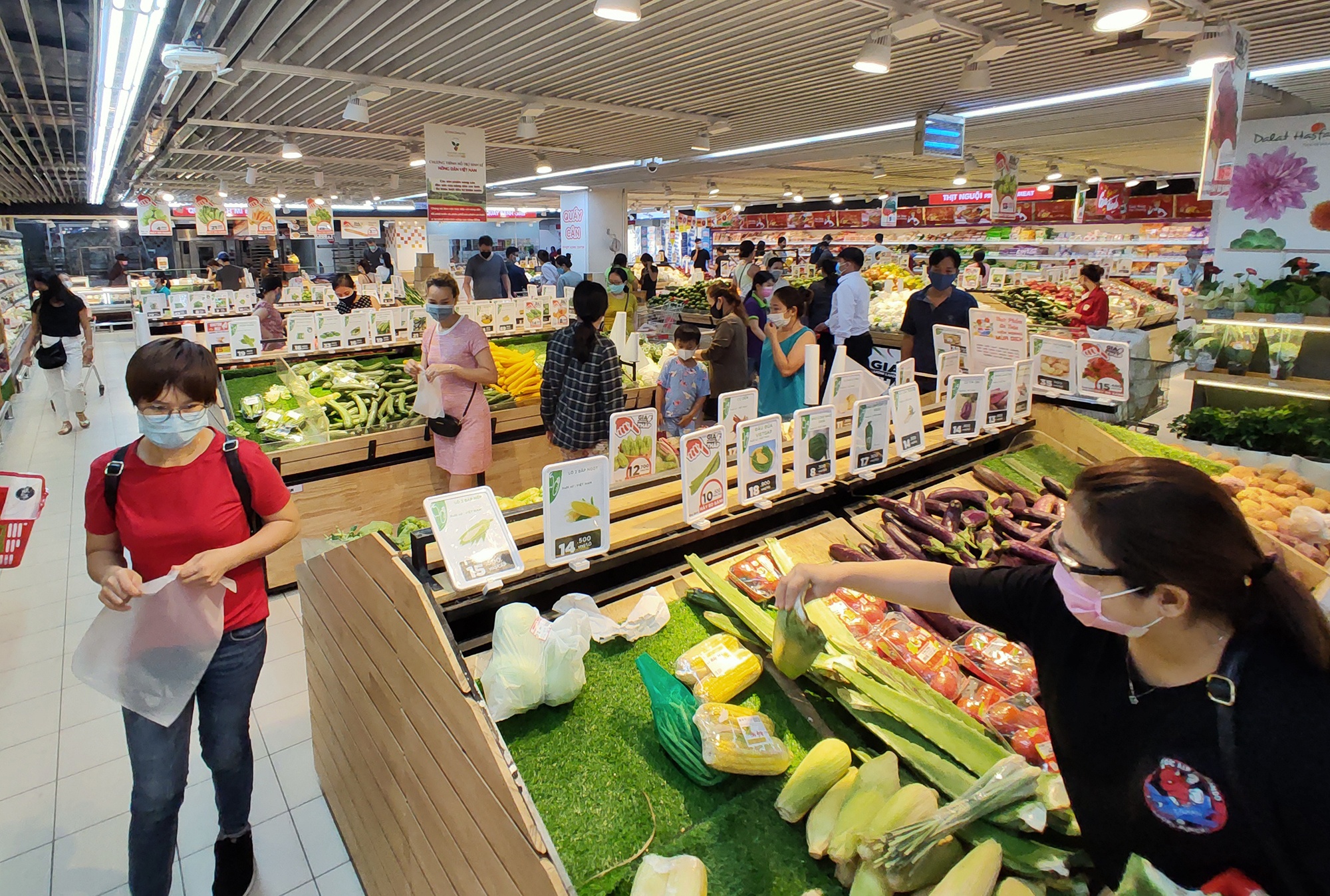 Nguoi dan TP.HCM mua sam trat tu truoc luc cach ly toan xa hoi hinh anh