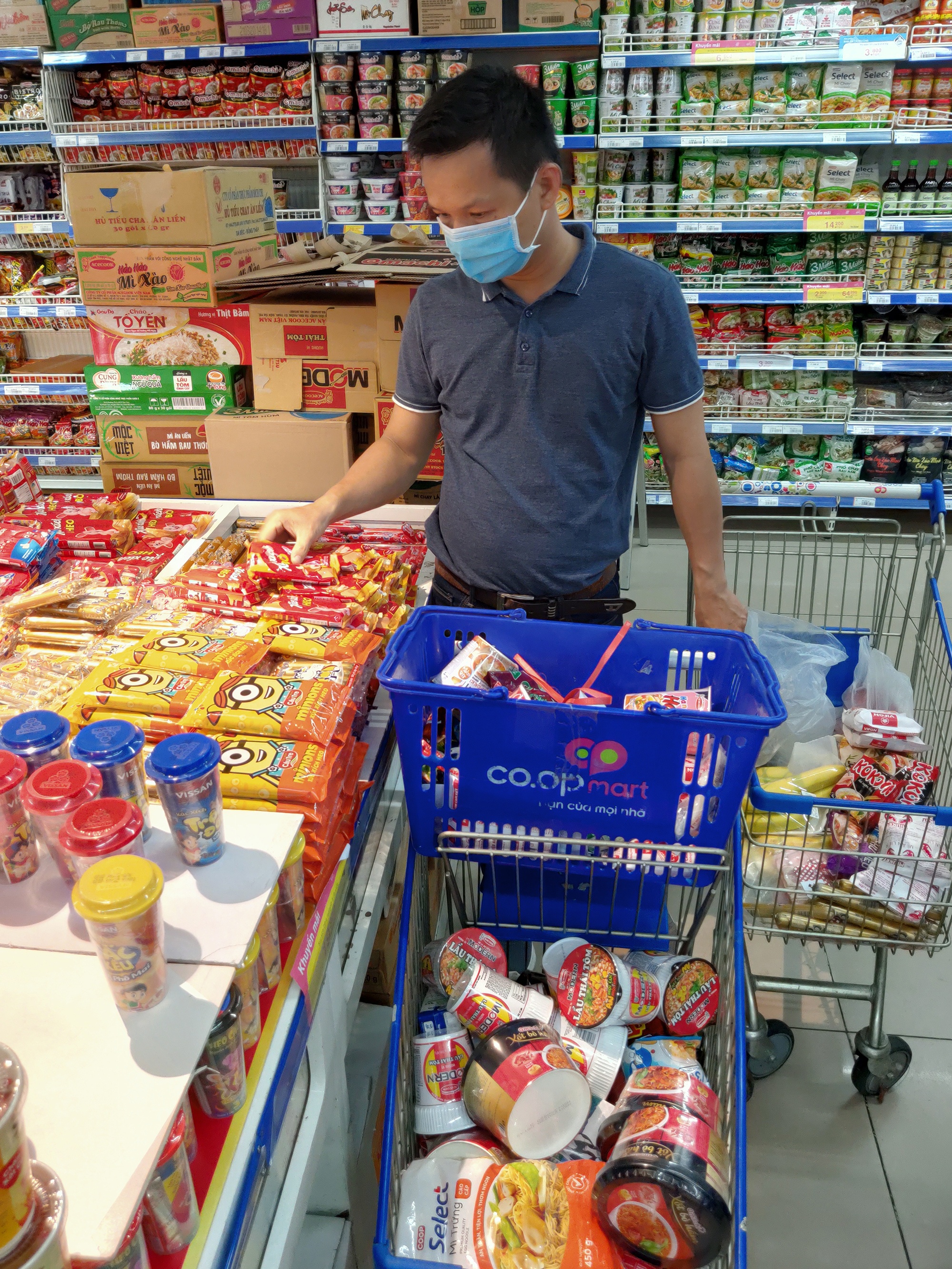 nguoi dan do xo mua sam anh 5