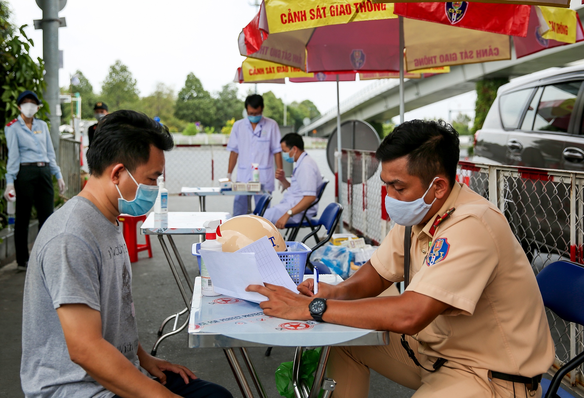 chot kiem dich phat hien khau trang gia anh 9