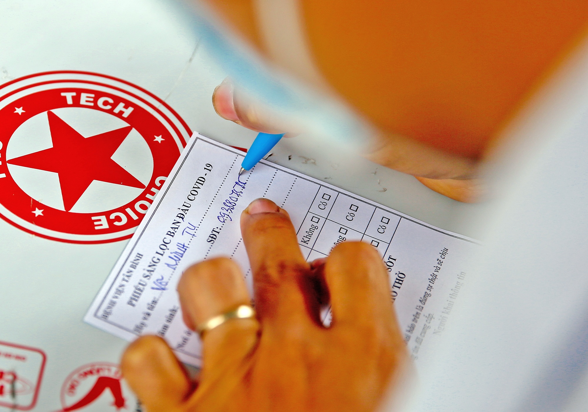 chot kiem dich phat hien khau trang gia anh 7