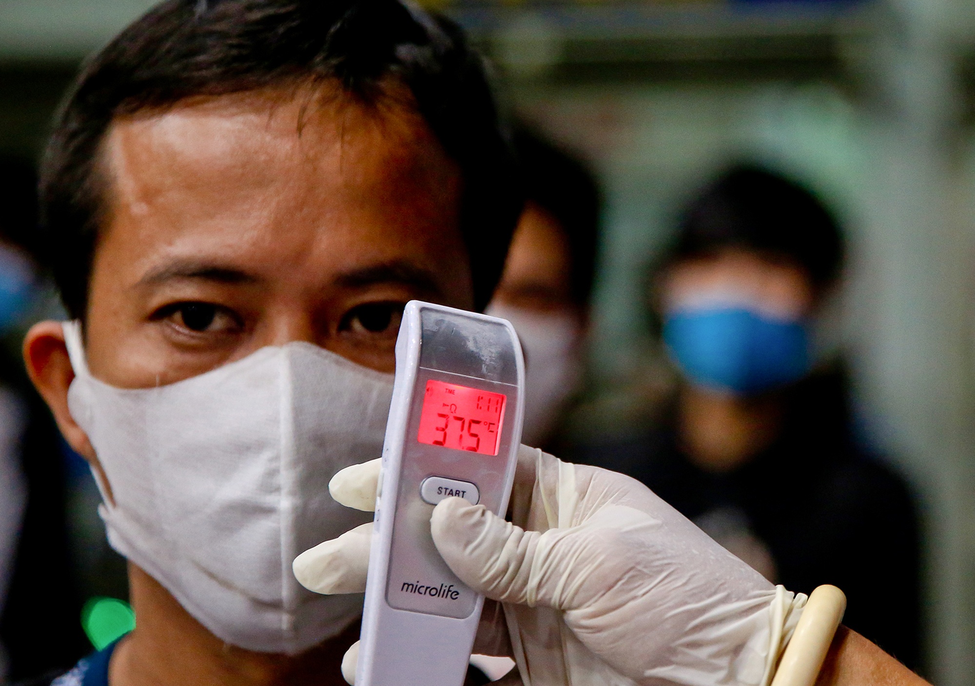 Ga Sai Gon huy ve 4 hanh khach co than nhiet tren 38 do hinh anh