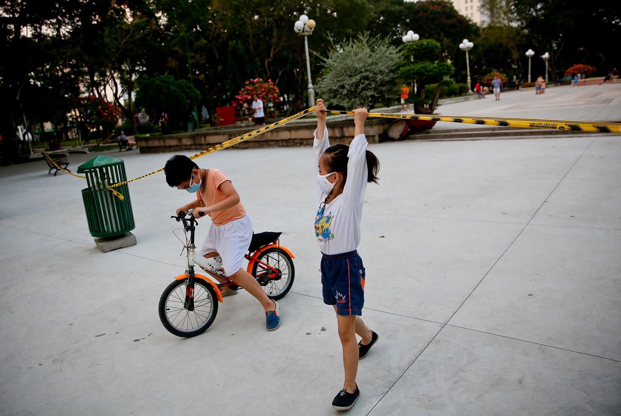 nguoi tap the duc dong tai cong vien anh 10