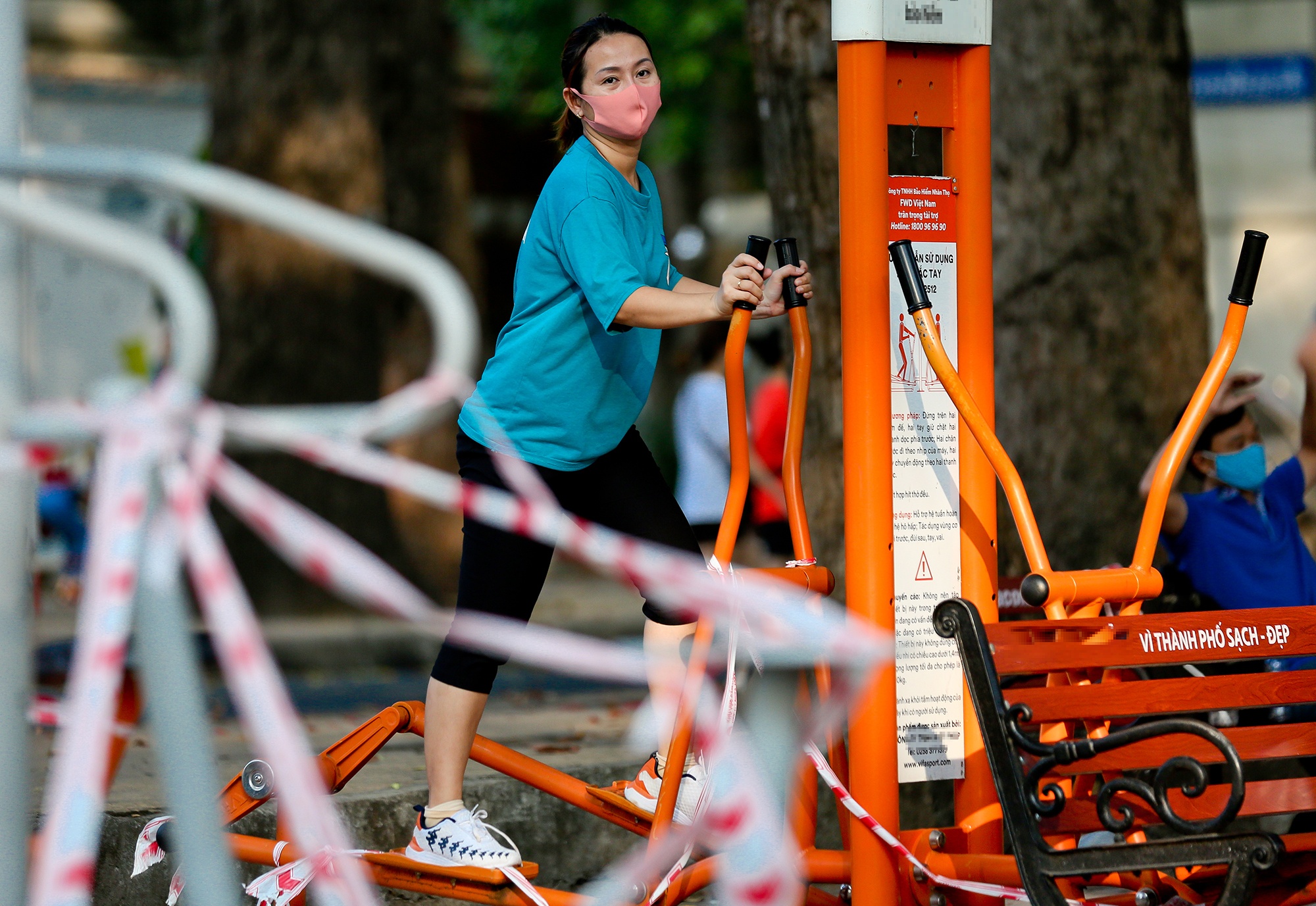 nguoi tap the duc dong tai cong vien anh 2