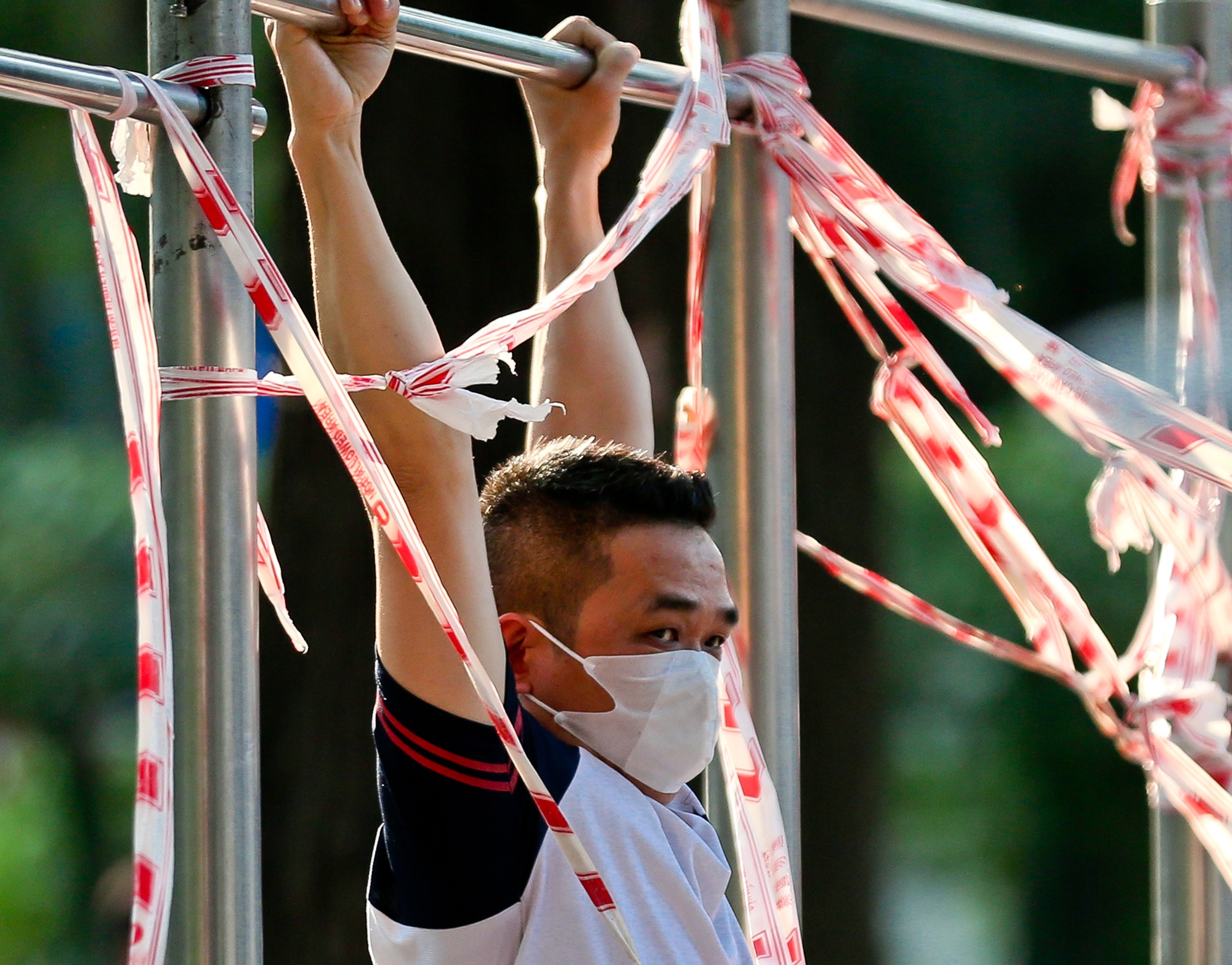 Nguoi dan tu y go day phong toa cong vien de tap the duc hinh anh