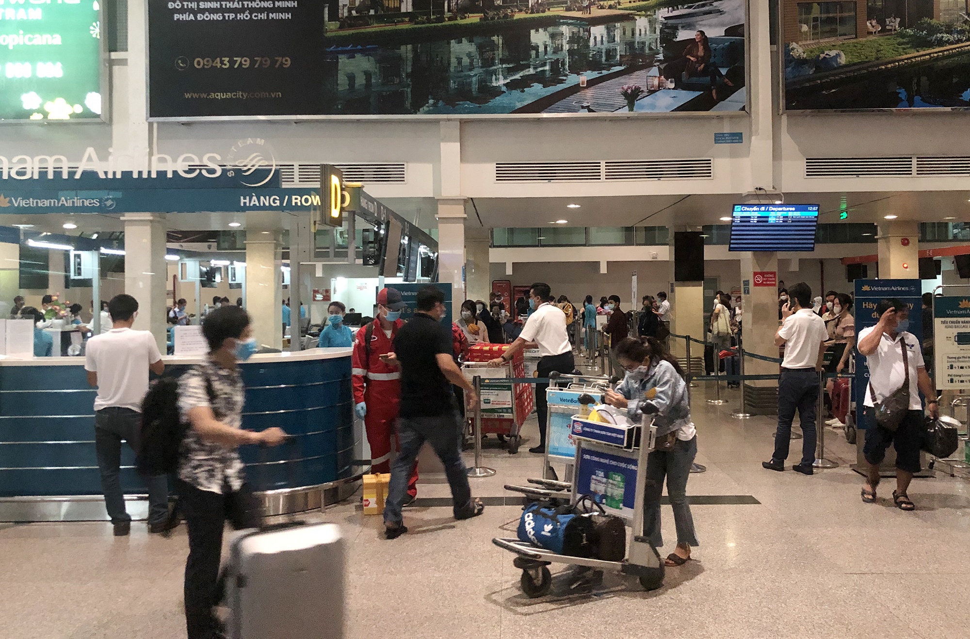 tre em mac bao ho phong dich anh 11