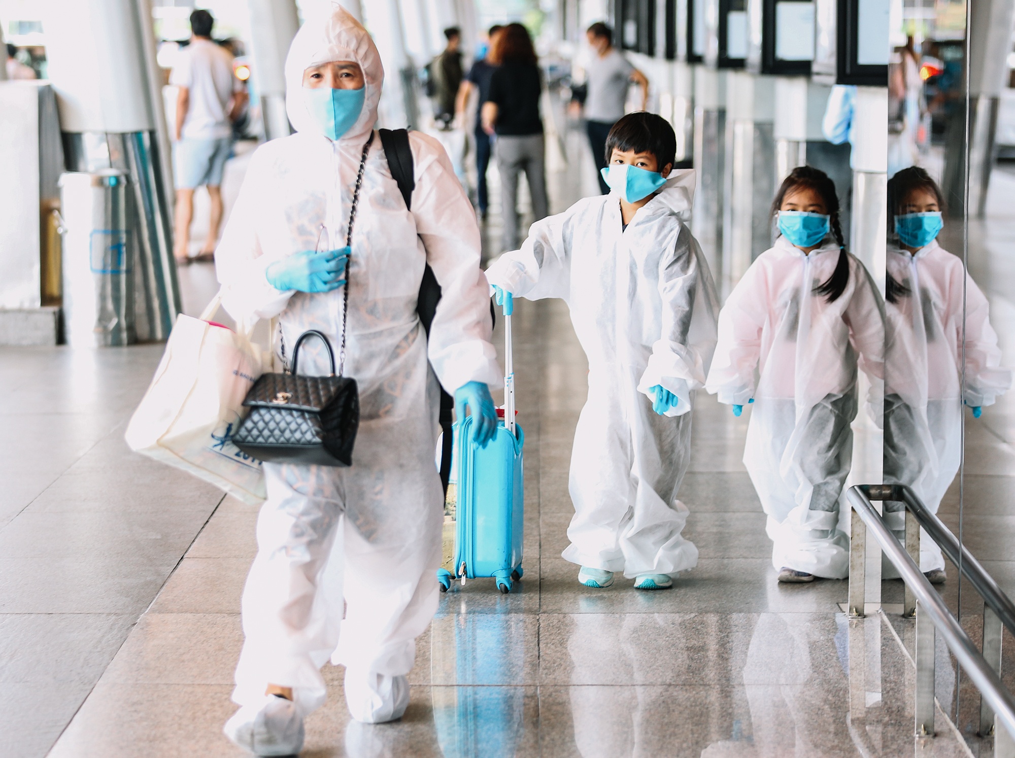 tre em mac bao ho phong dich anh 1