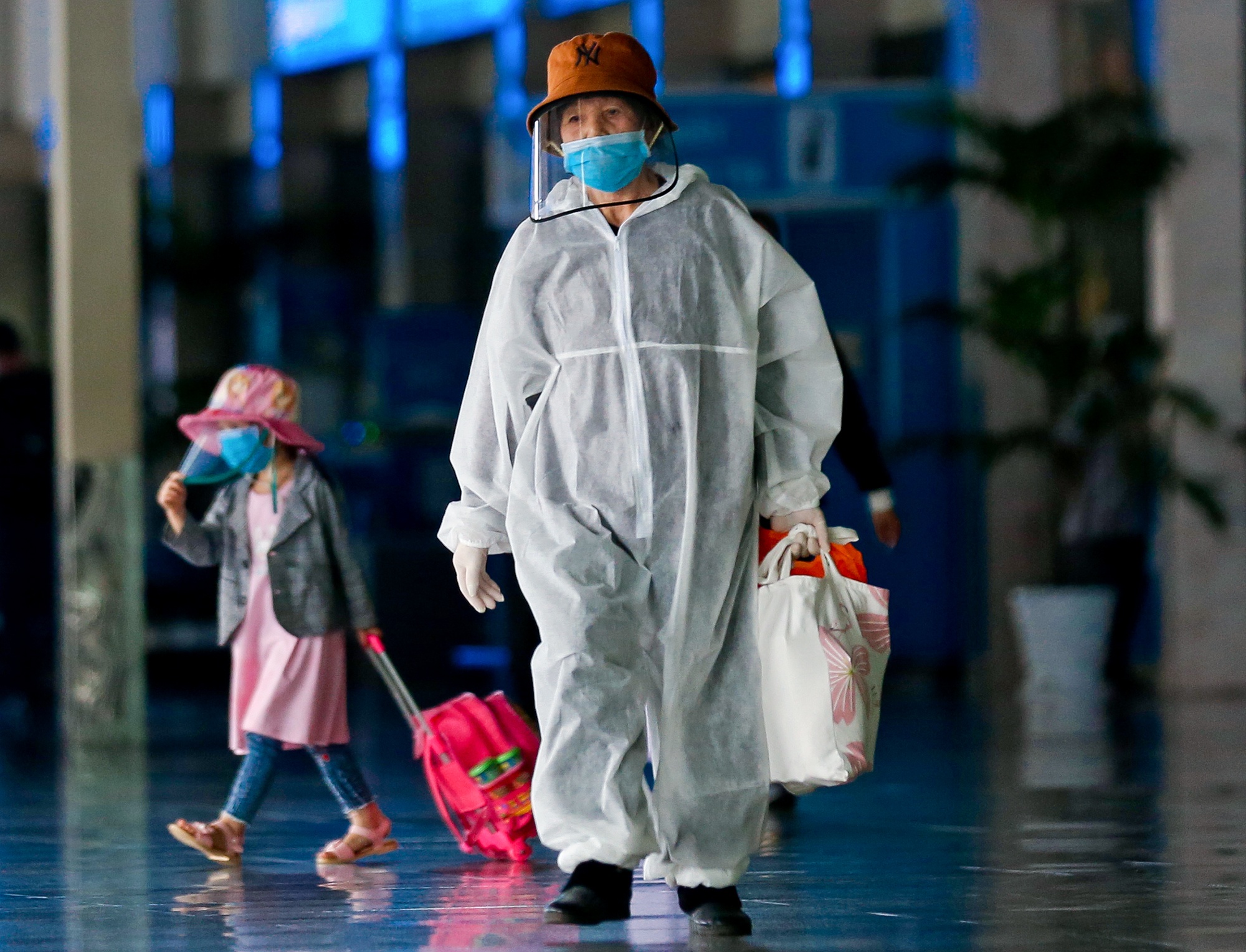 tre em mac bao ho phong dich anh 4