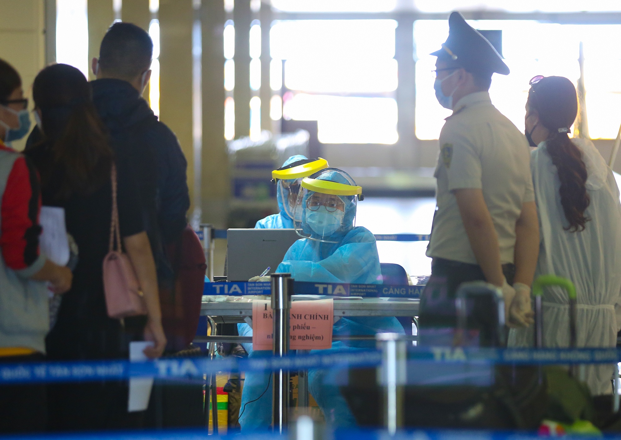 tre em mac bao ho phong dich anh 5