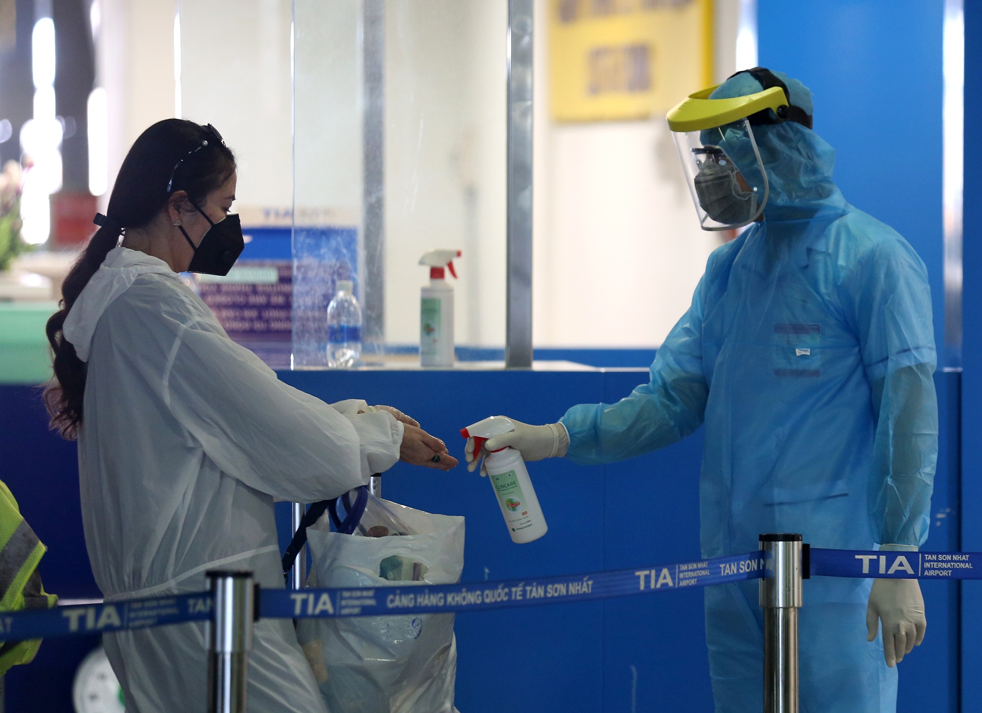 tre em mac bao ho phong dich anh 6