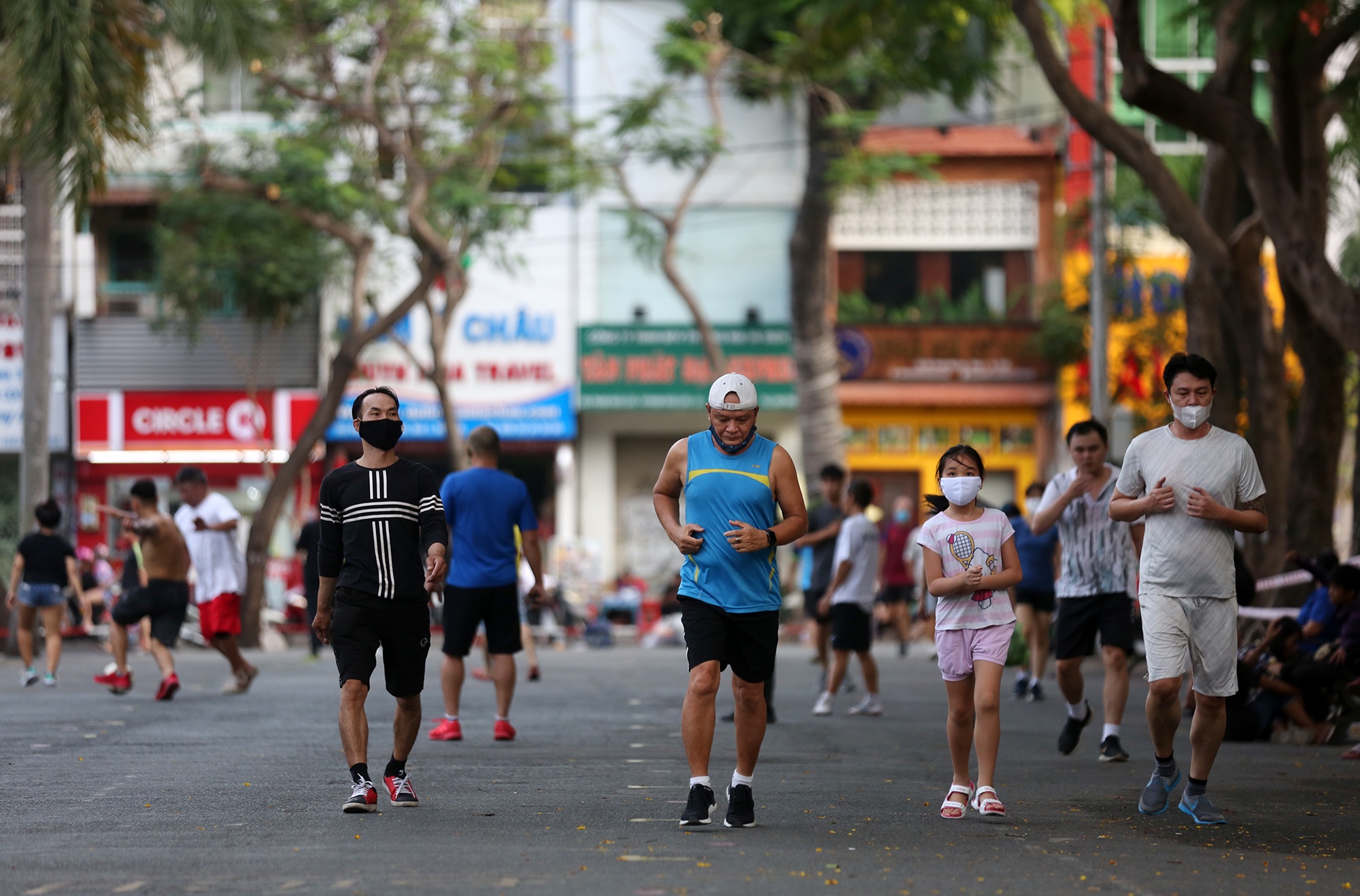 khong tuan thu gian cach xa hoi anh 7