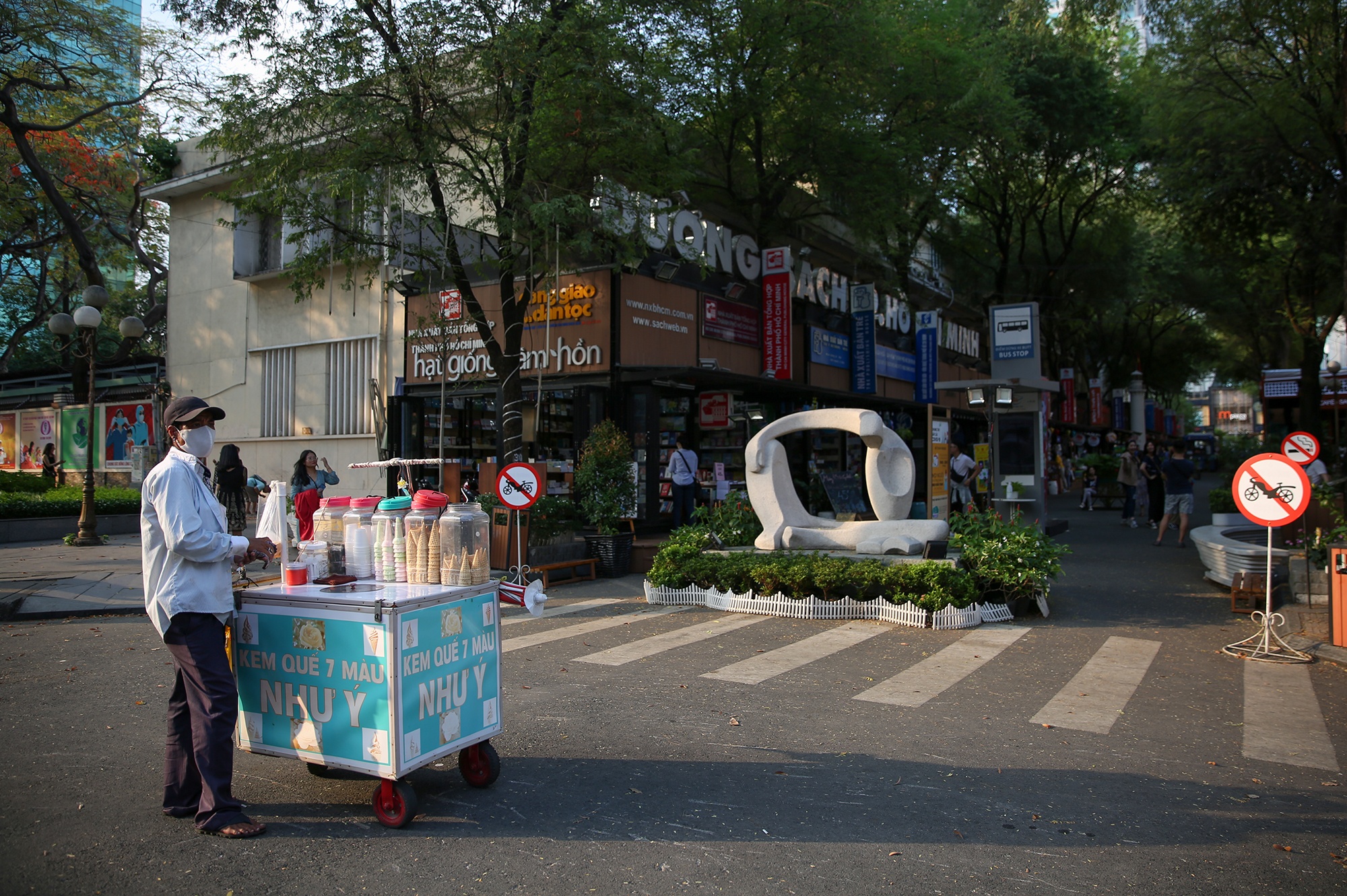 nguoi dan choi le 30/4 anh 5