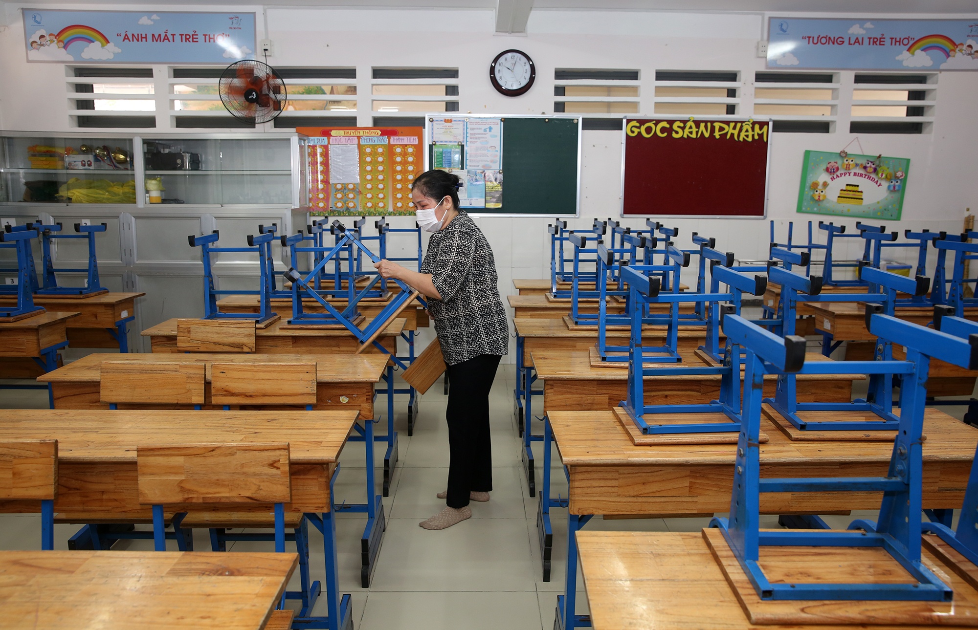 hoc sinh tro lai lop anh 3