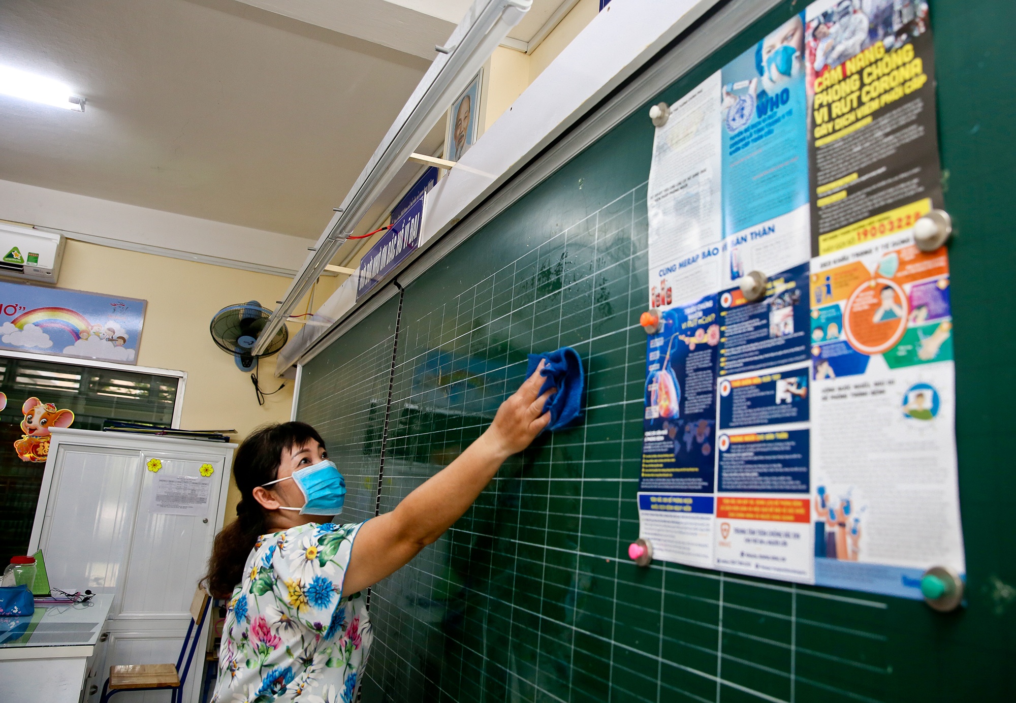 hoc sinh tro lai lop anh 5